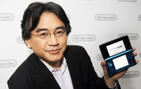 Iwata holding a Nintendo 3DS
